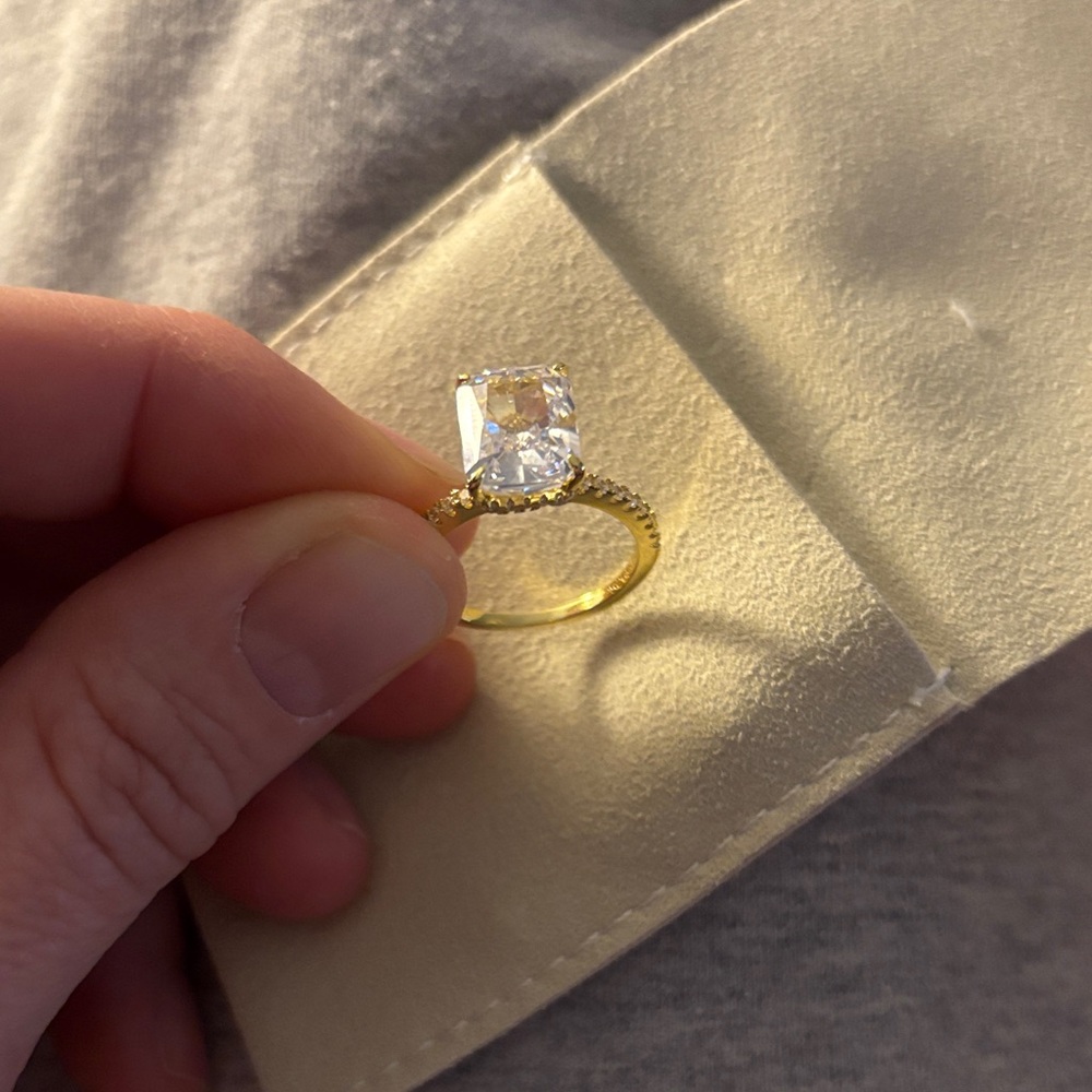 Elegant Gold Women's Ring with Sparkling Stone